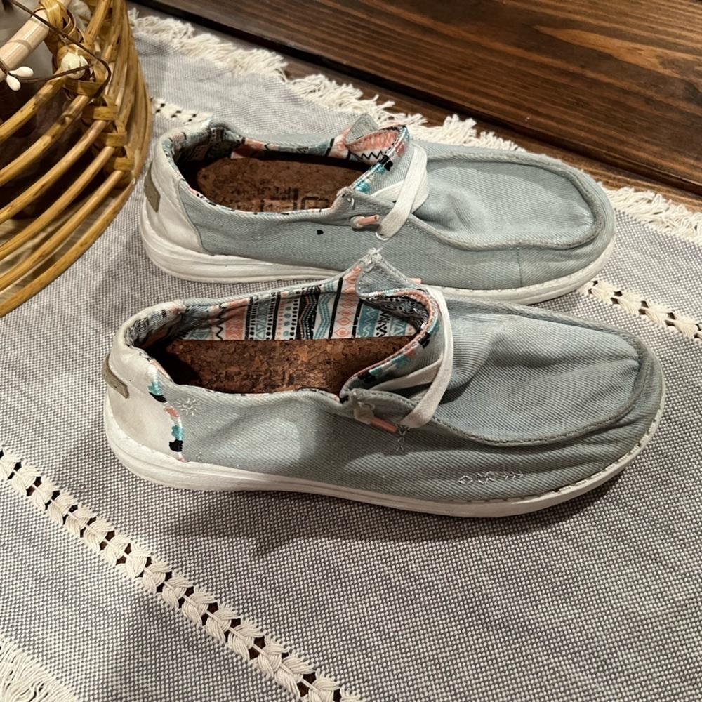 Hey Dude Wendy women’s Casual Light Blue Chambray size 6 Slip-On Shoes GUC